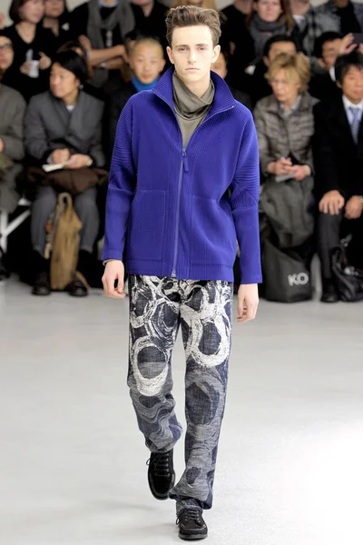 Look 16